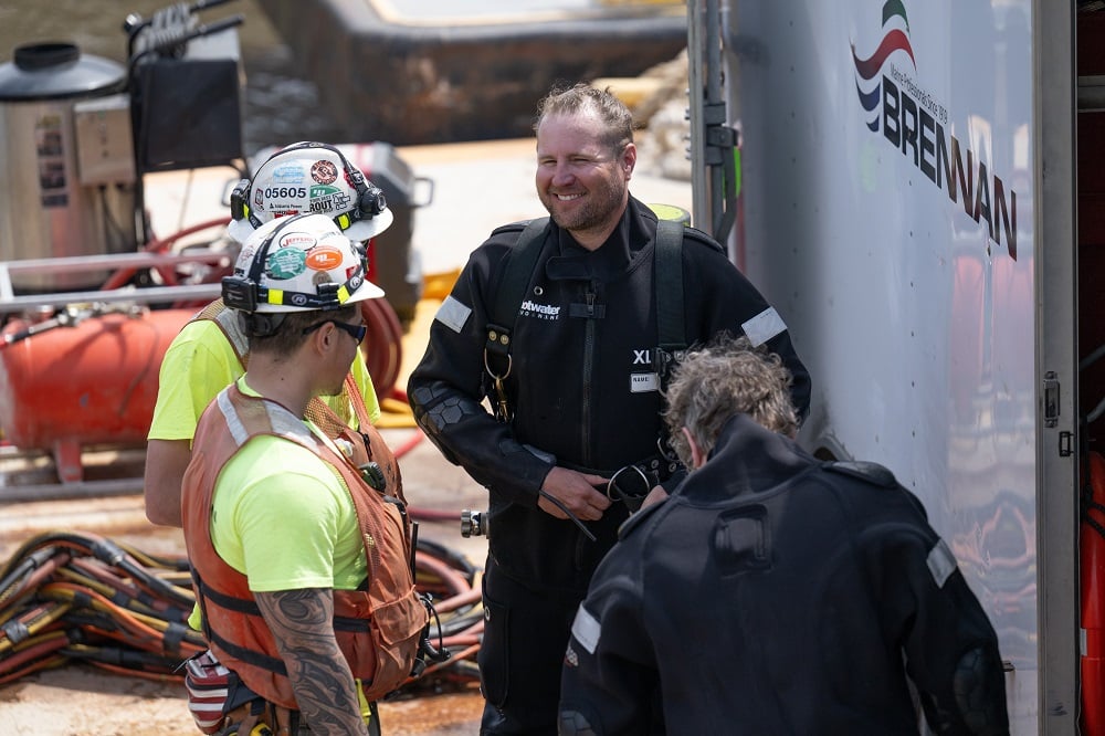 01_Nelosca ADCI certified union divers installing an invasive species deterrent system at Lock 19