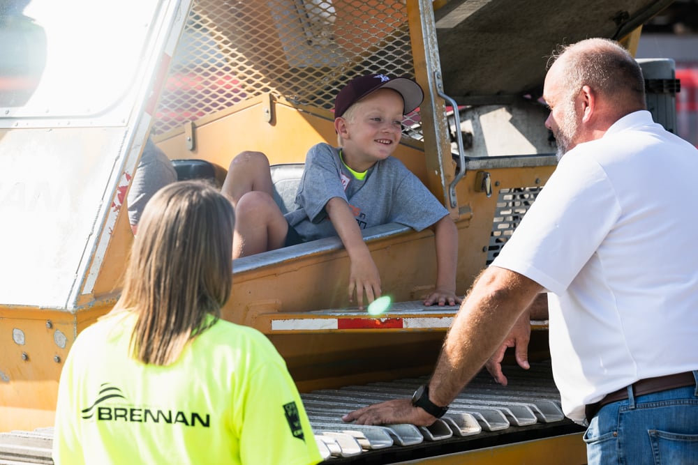 Nelosca teaching local children about amphibious construction equipment