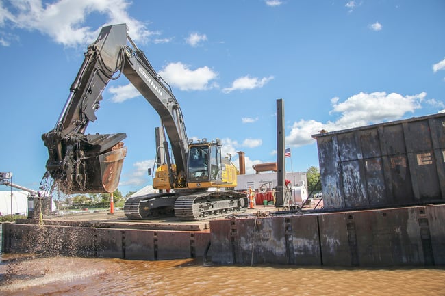 Nelosca moving mechanically dredged material into a material barge 