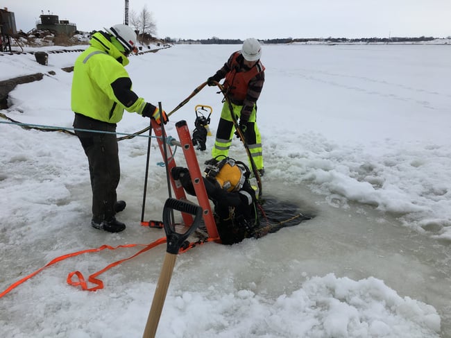 The Nelosca team helps a diver into the water in Superior