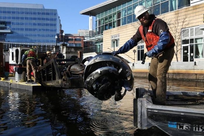 Cleaning the small dredge Grand Calumet in Providence