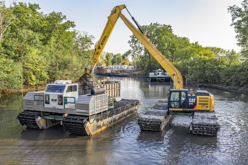 Photo of Nelosca amphibious dump truck and crane