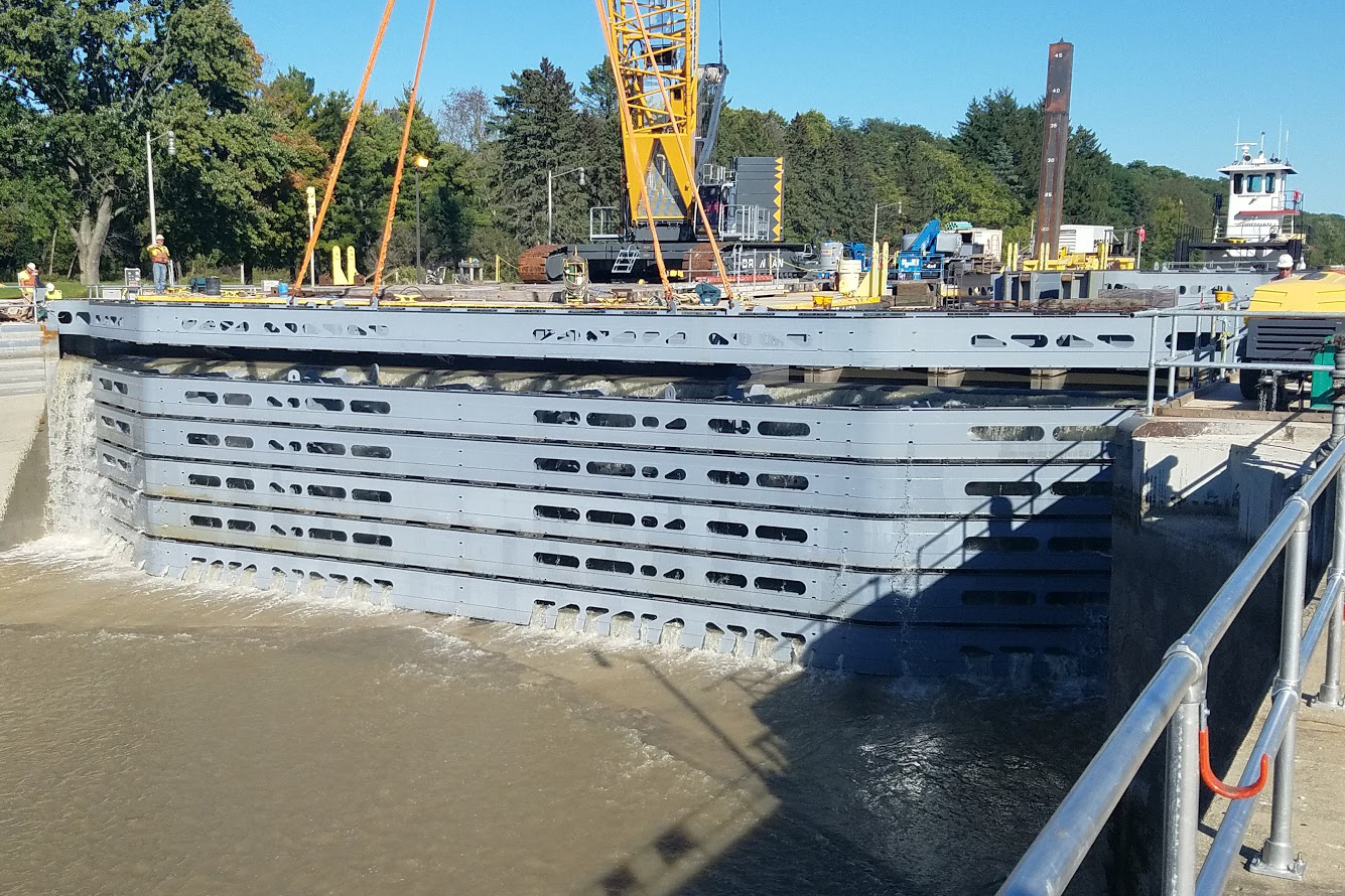 Nelosca working on lock and dam in Illinois using slings